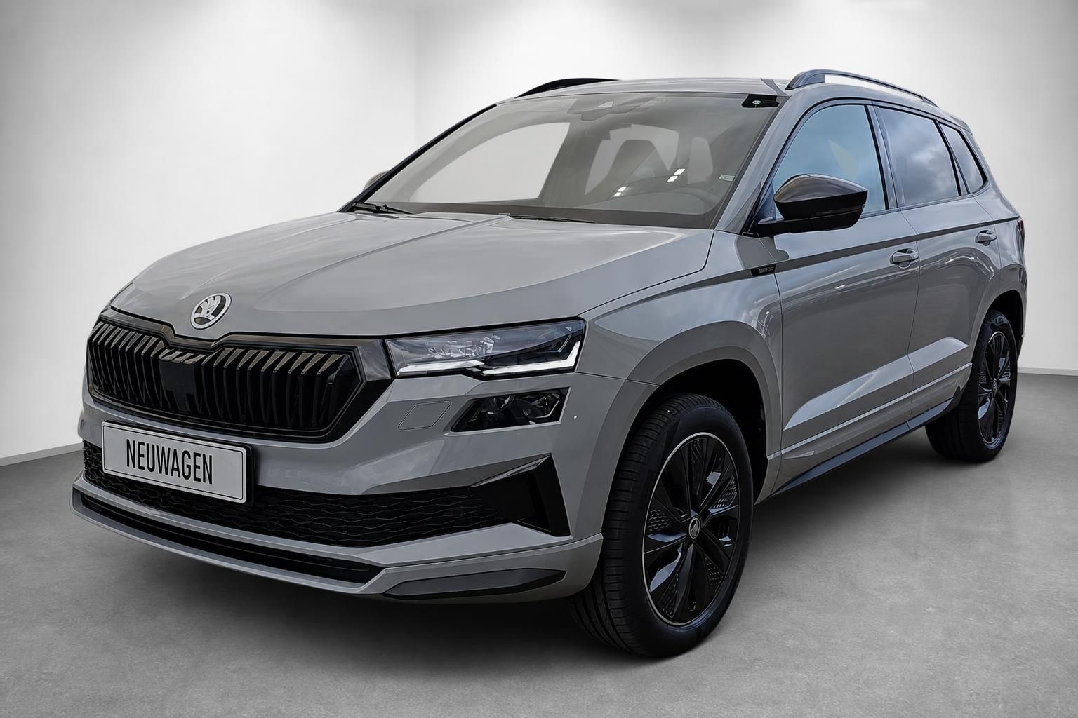 Skoda Karoq grau Frontansicht seitlich sportliche Felgen Neuwagen