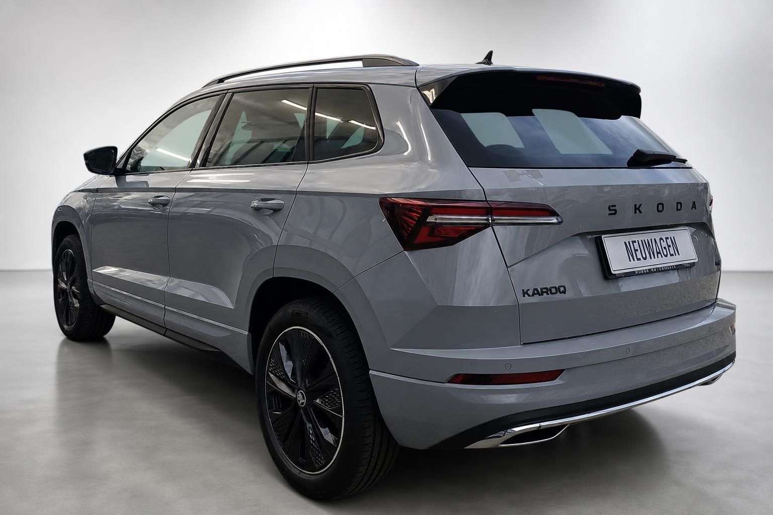 Skoda Karoq Heckansicht grau mit LED Ruecklichtern im Studio