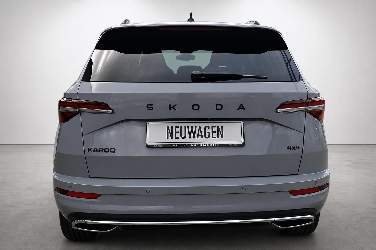 Skoda Karoq 4x4 Neuwagen Grau, direkte Heckansicht im Studio