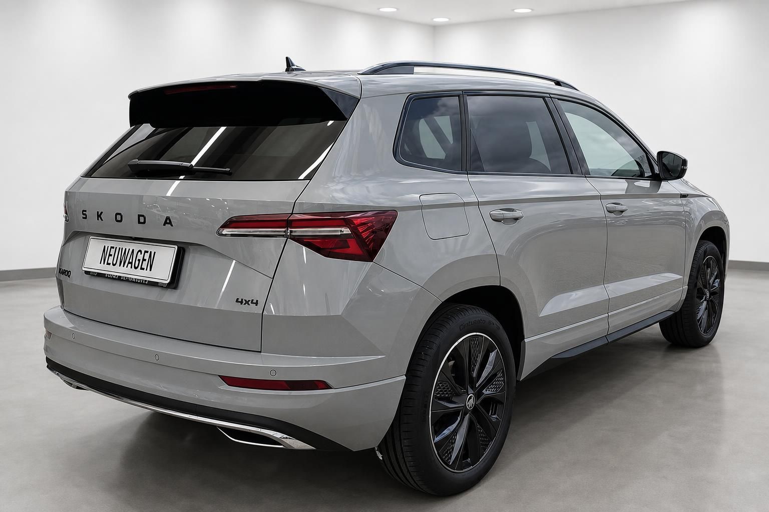 Skoda Karoq 4x4 in Grau, Heckansicht schräg, Neuwagen im Studio
