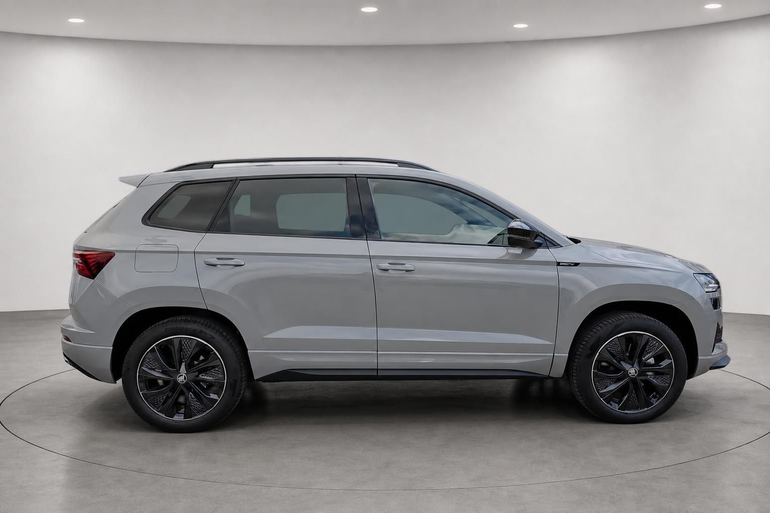 Skoda Karoq Sportline in Grau, Seitenprofil auf Drehteller