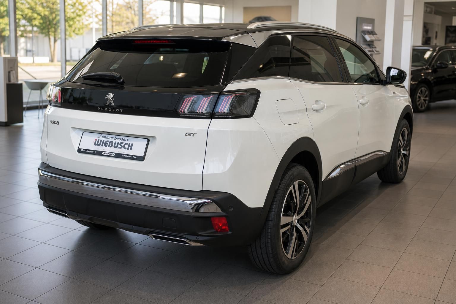 Peugeot 3008 GT weiß-schwarz Seitenansicht hinten - eleganter SUV im Autohaus mit GT-Ausstattung