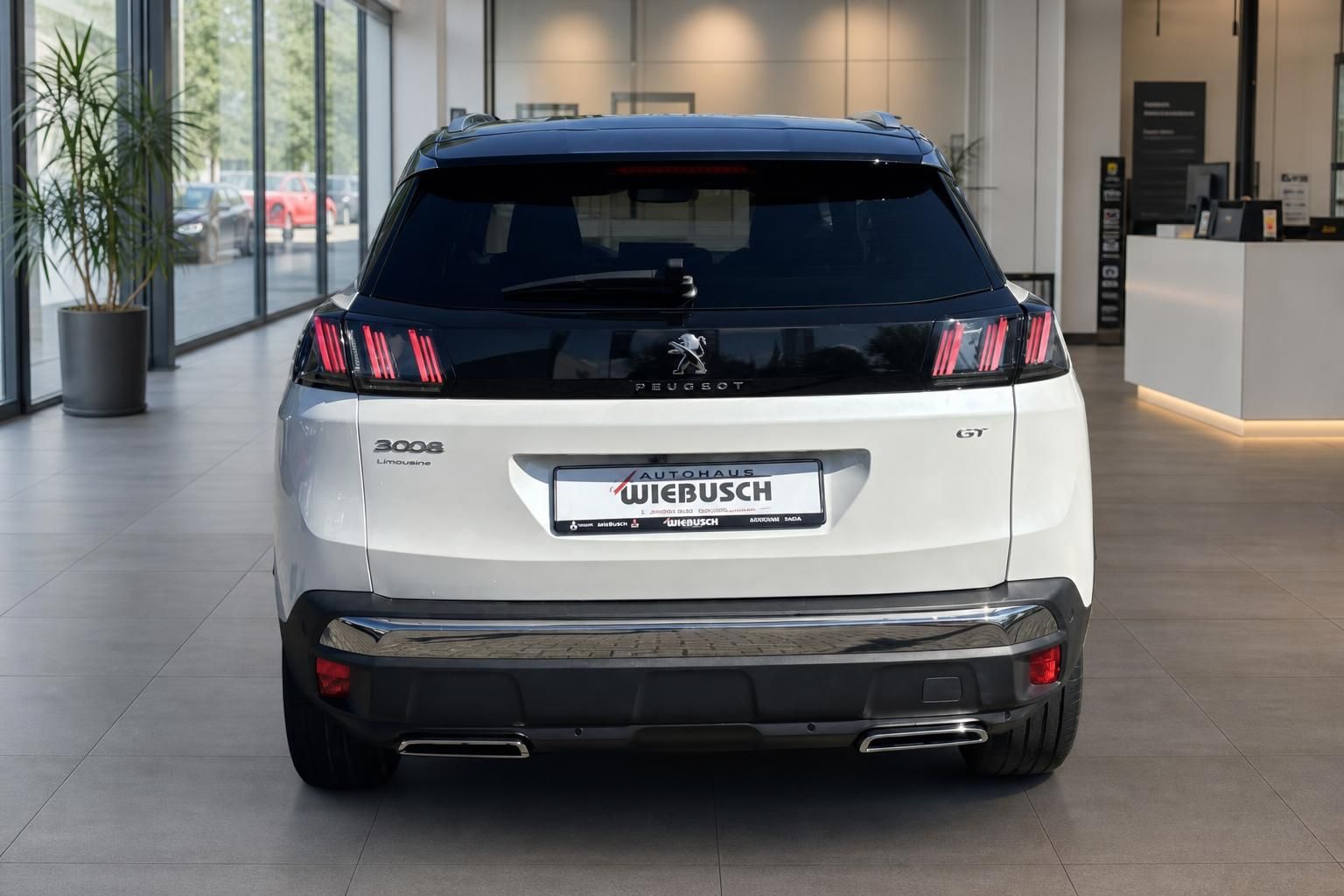 Peugeot 3008 GT weiß-schwarz Heckansicht im Autohaus Wiebusch - moderner SUV mit LED-Rücklichtern