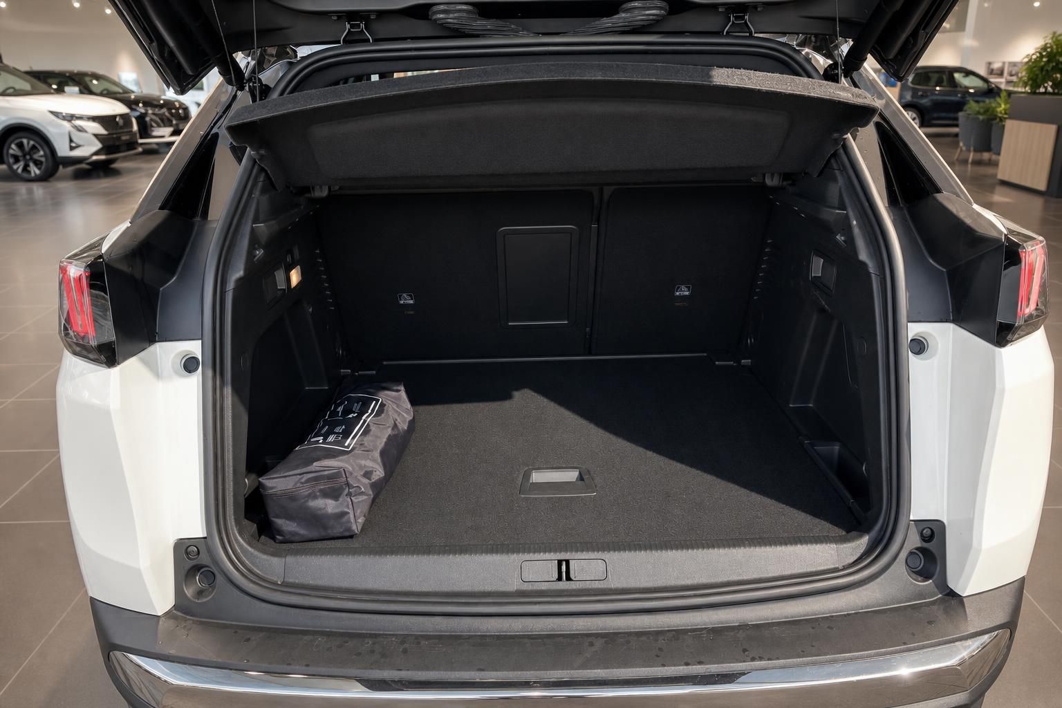 Peugeot 3008 Kofferraum geöffnet - großzügiger Laderaum mit umklappbaren Rücksitzen und Ladeboden
