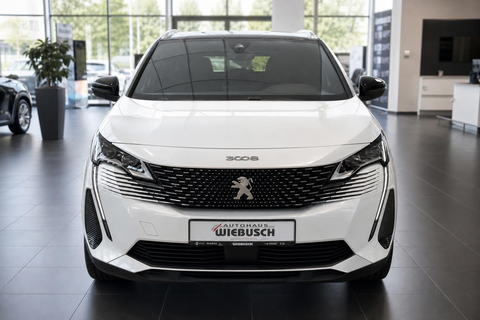 Peugeot 3008 weiß Frontansicht im Autohaus - moderner SUV mit charakteristischem Löwen-Logo