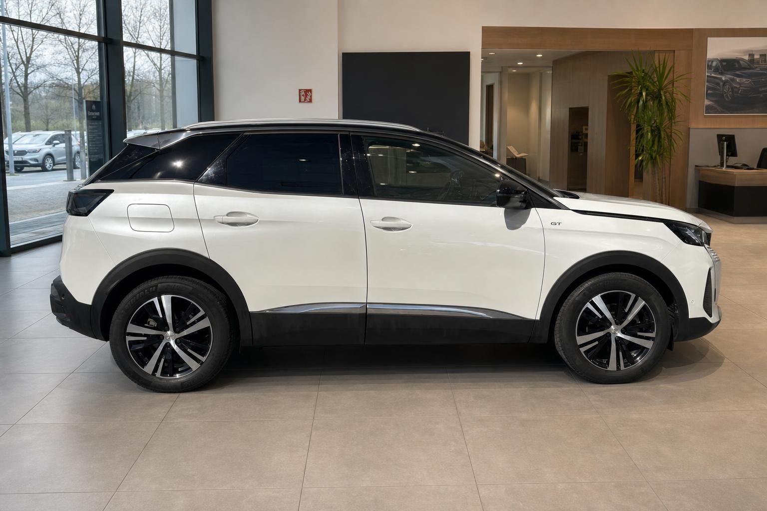 Peugeot 3008 GT weiß-schwarz Seitenansicht - eleganter SUV mit Panoramadach im Autohaus-Showroom