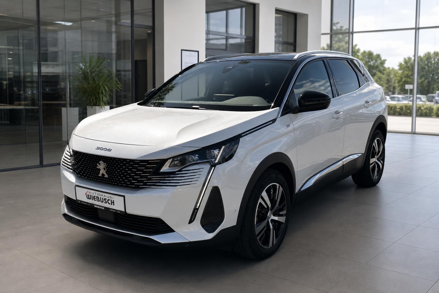 Peugeot 3008 SUV in Perlmutt Weiß - Frontansicht im Autohaus Showroom