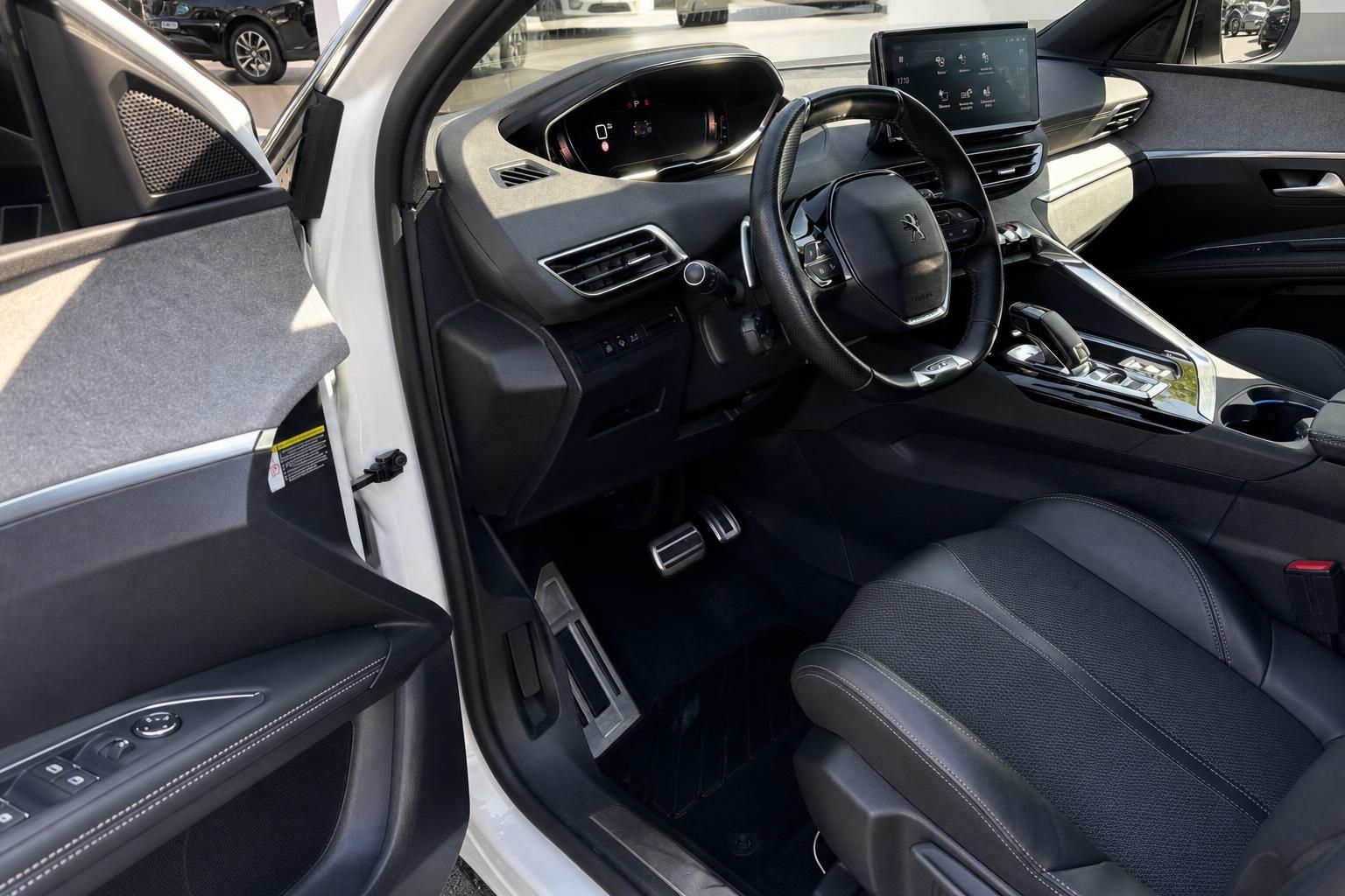 Peugeot 3008 Innenraum - Cockpit mit Lenkrad, Display und schwarzer Ausstattung