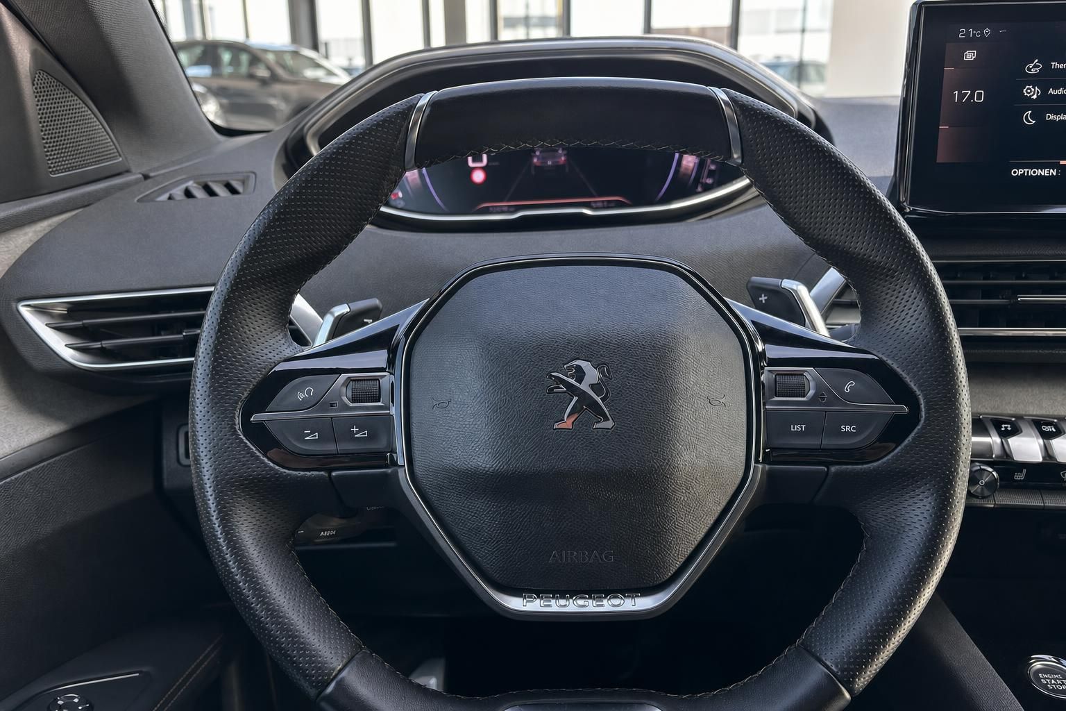 Peugeot 3008 Lenkrad Detail - schwarzes Multifunktionslenkrad mit Peugeot Logo