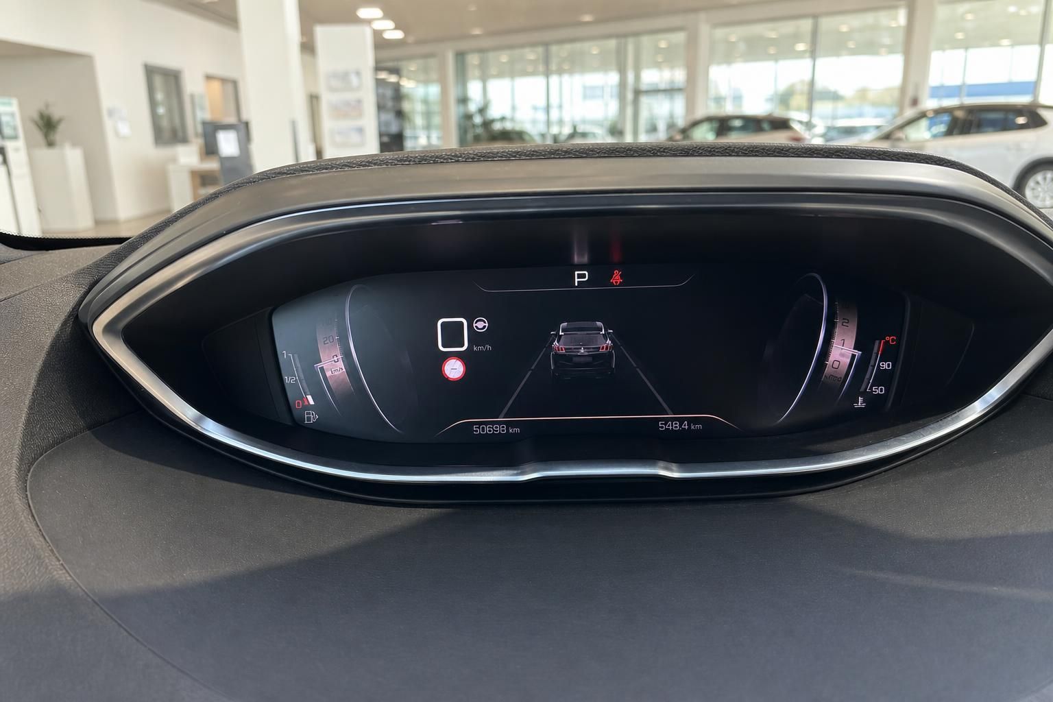 Digitales Kombiinstrument Fahrzeug-Cockpit mit modernem Display und Geschwindigkeitsanzeige