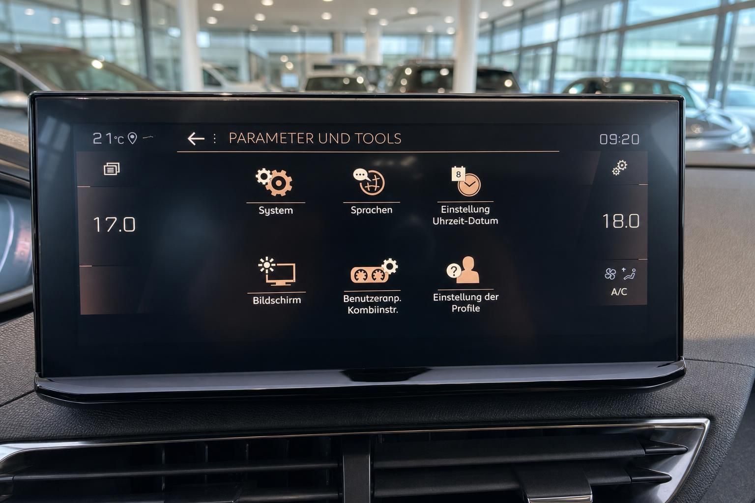 Infotainment-Display Auto mit Parametereinstellungen und Systemmenu im Fahrzeug-Cockpit