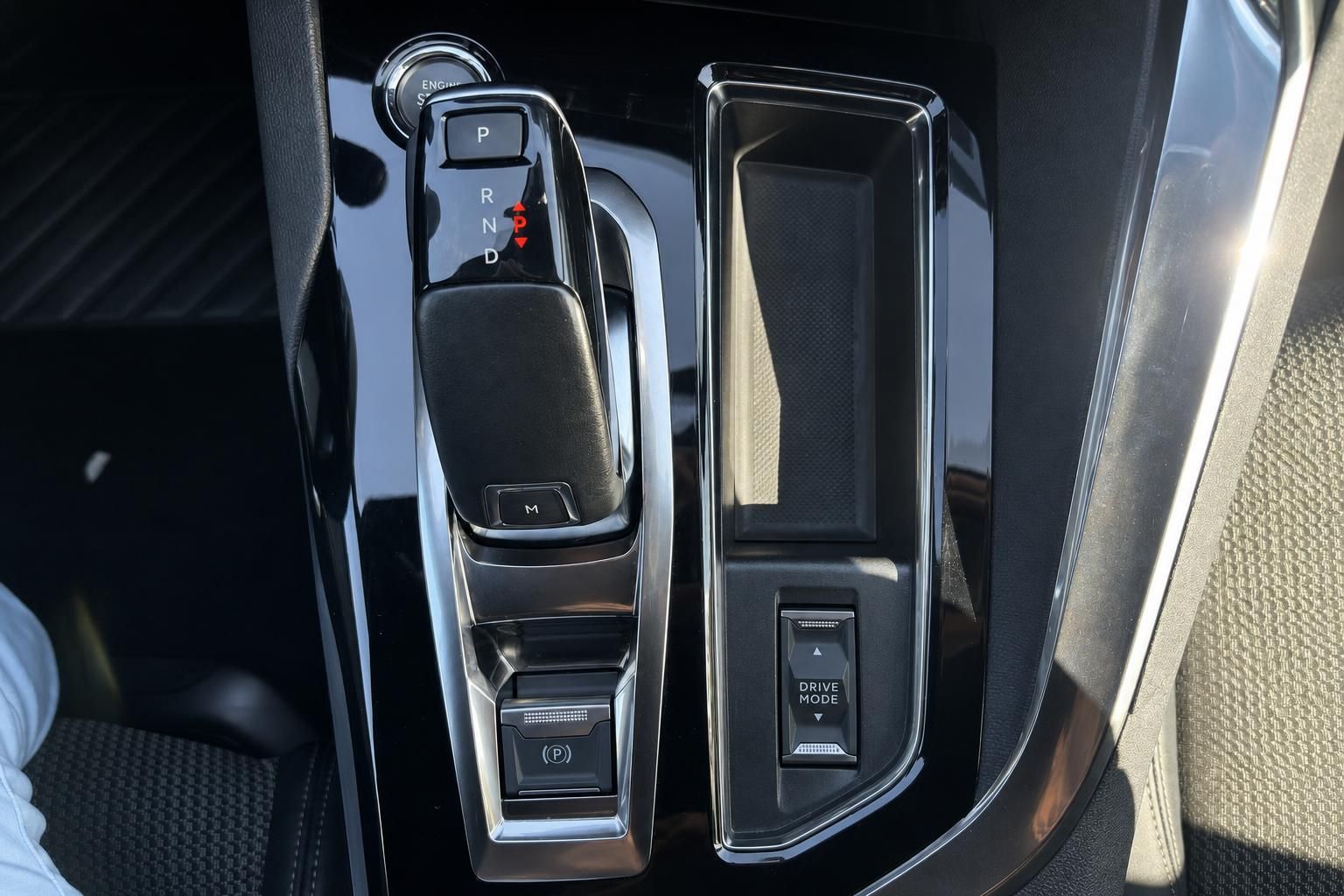 Automatikgetriebe-Schalthebel und Mittelkonsole mit Drive Mode Taste im Fahrzeug-Innenraum