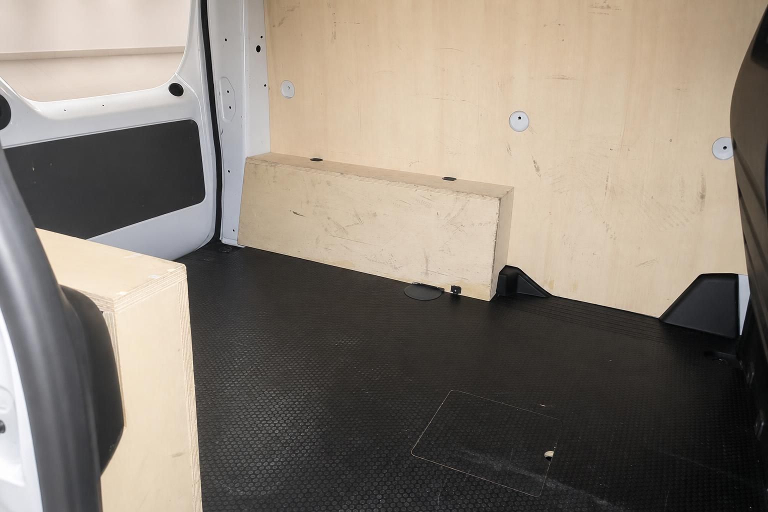 Leerer Laderaum eines Transporters mit Holzverkleidung und Gummiboden