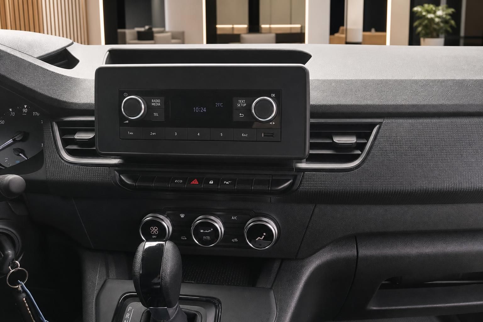 Mittelkonsole mit Radio, Klimabedienung und Schaltknauf im Nissan Nutzfahrzeug