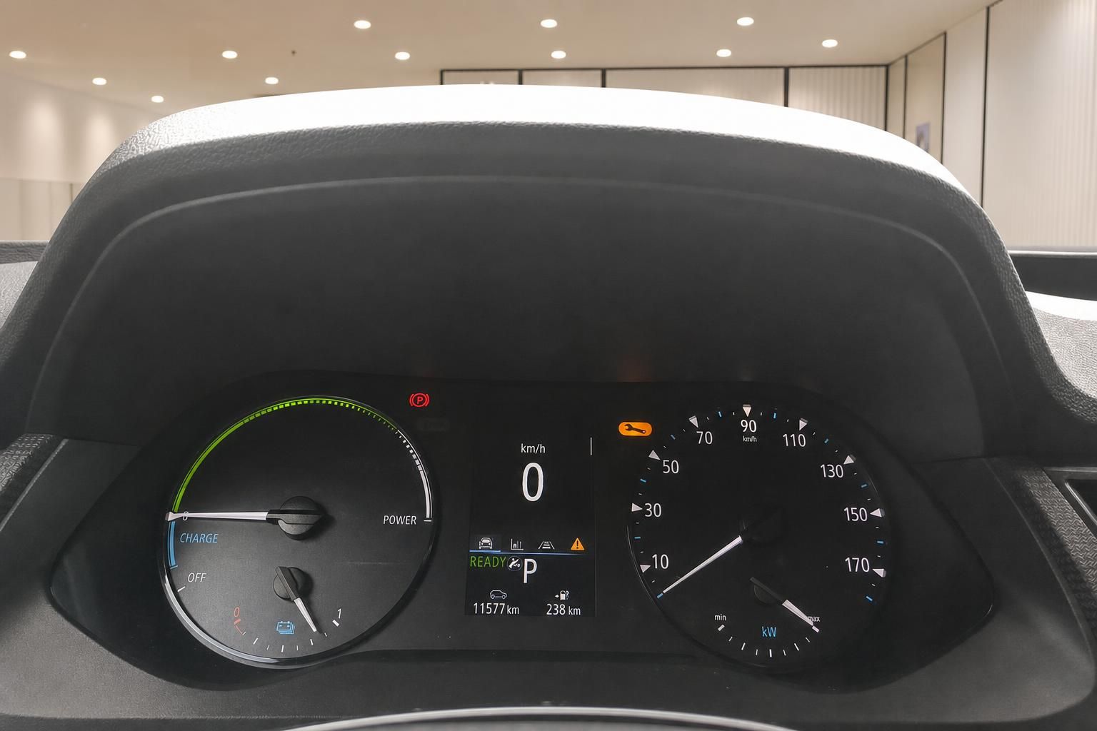 Digitales Kombiinstrument mit Tacho und Ladestandanzeige im Elektrofahrzeug