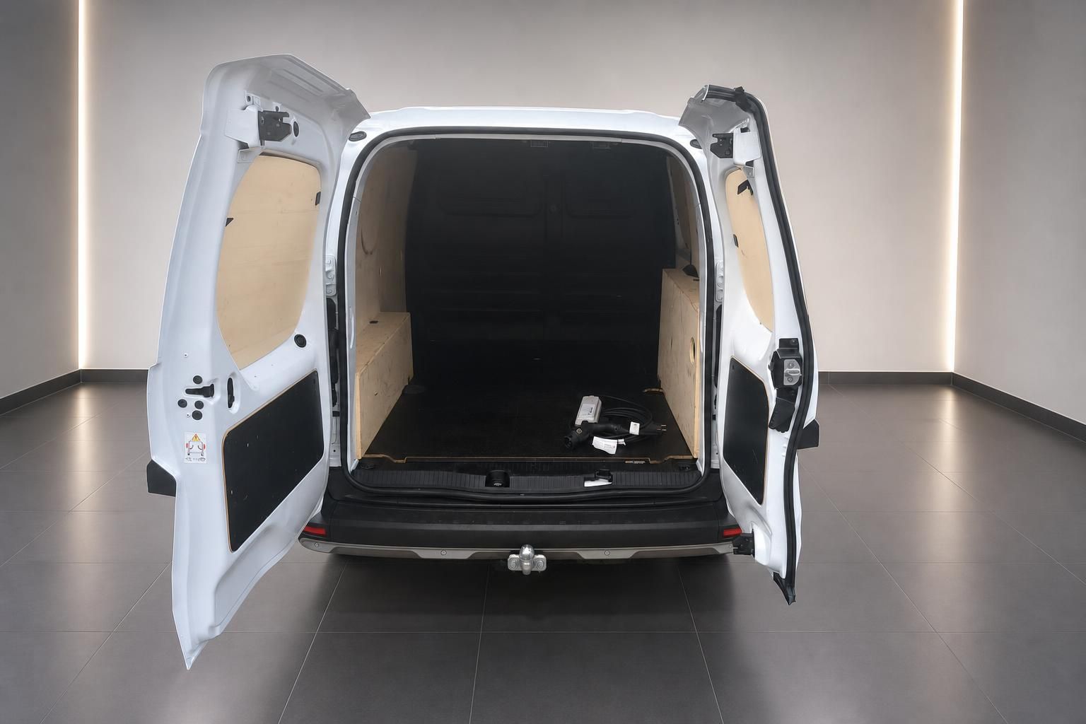 Weißer Transporter mit geöffneten Hecktüren und leerem Laderaum