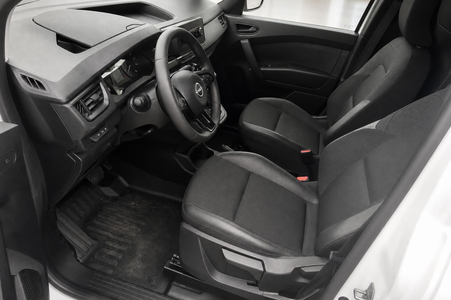 Nissan Townstar Innenraum Vordersitze und Cockpit im Detail