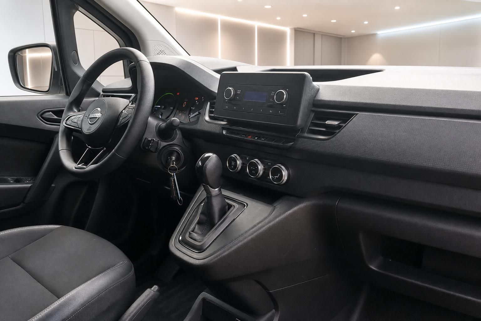 Nissan Elektro-Van Cockpit mit Lenkrad, Automatikwahlhebel und Bordcomputer