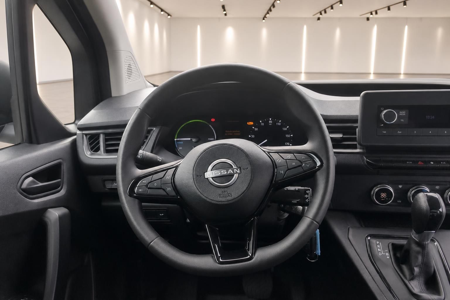 Nissan Townstar Cockpit mit Lenkrad und Multifunktionsdisplay