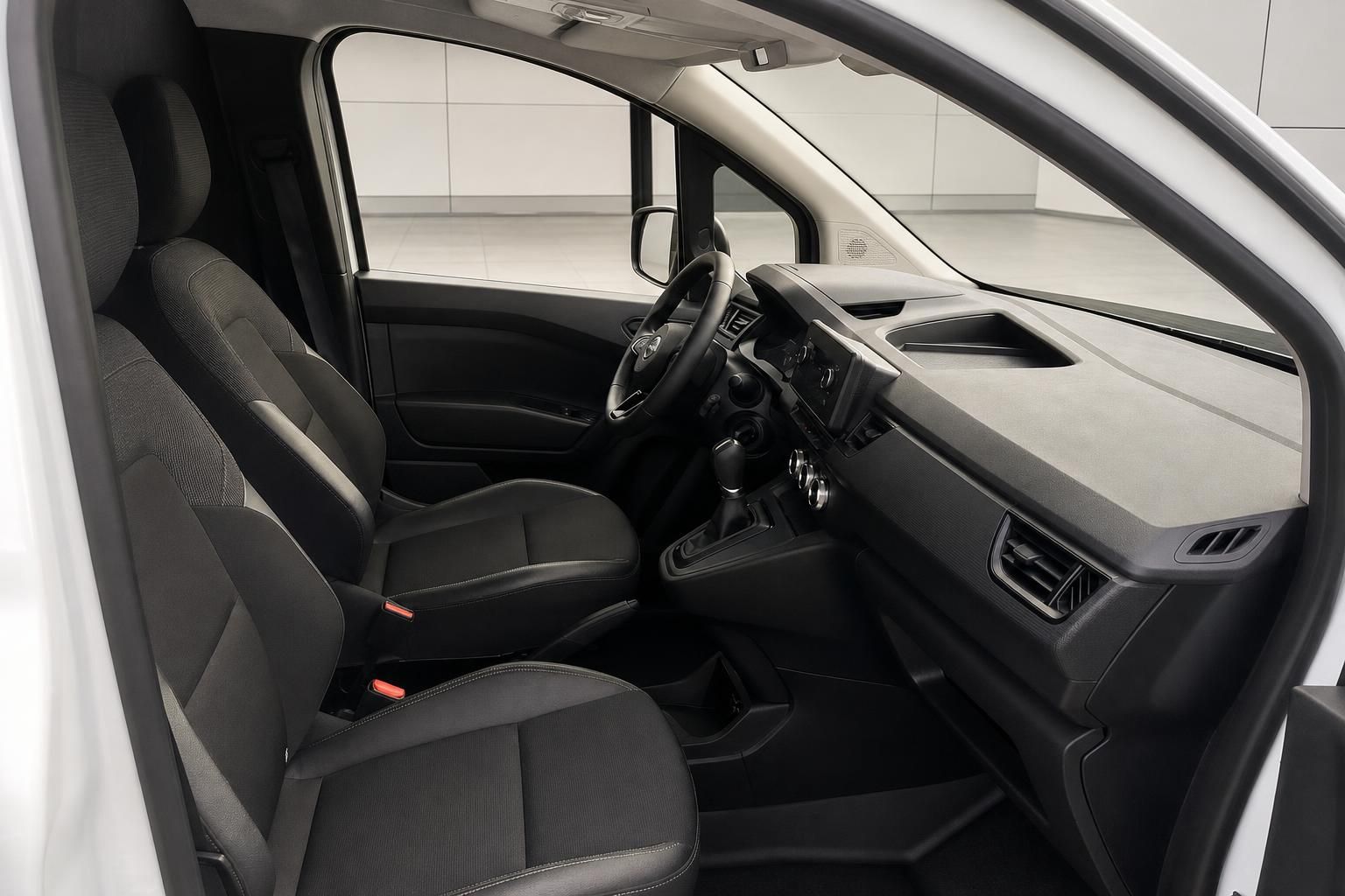 Innenraum Nissan Transporter mit Vordersitzen und Armaturenbrett von außen fotografiert