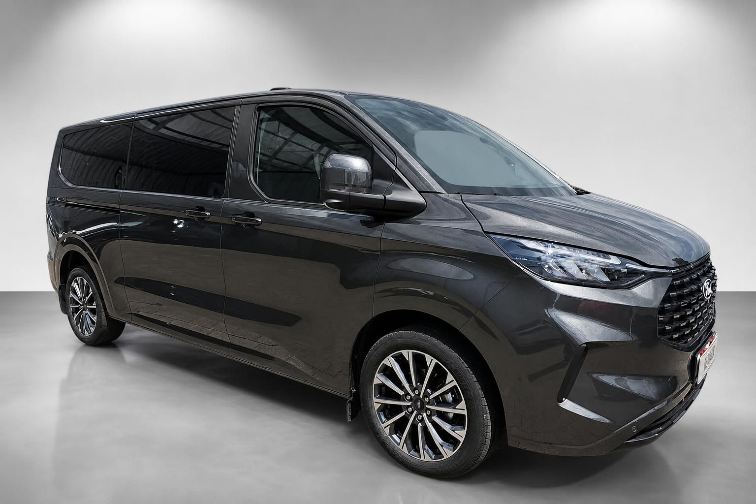 Ford Tourneo Custom Van in Grau-Metallic, Frontansicht seitlich im Studio