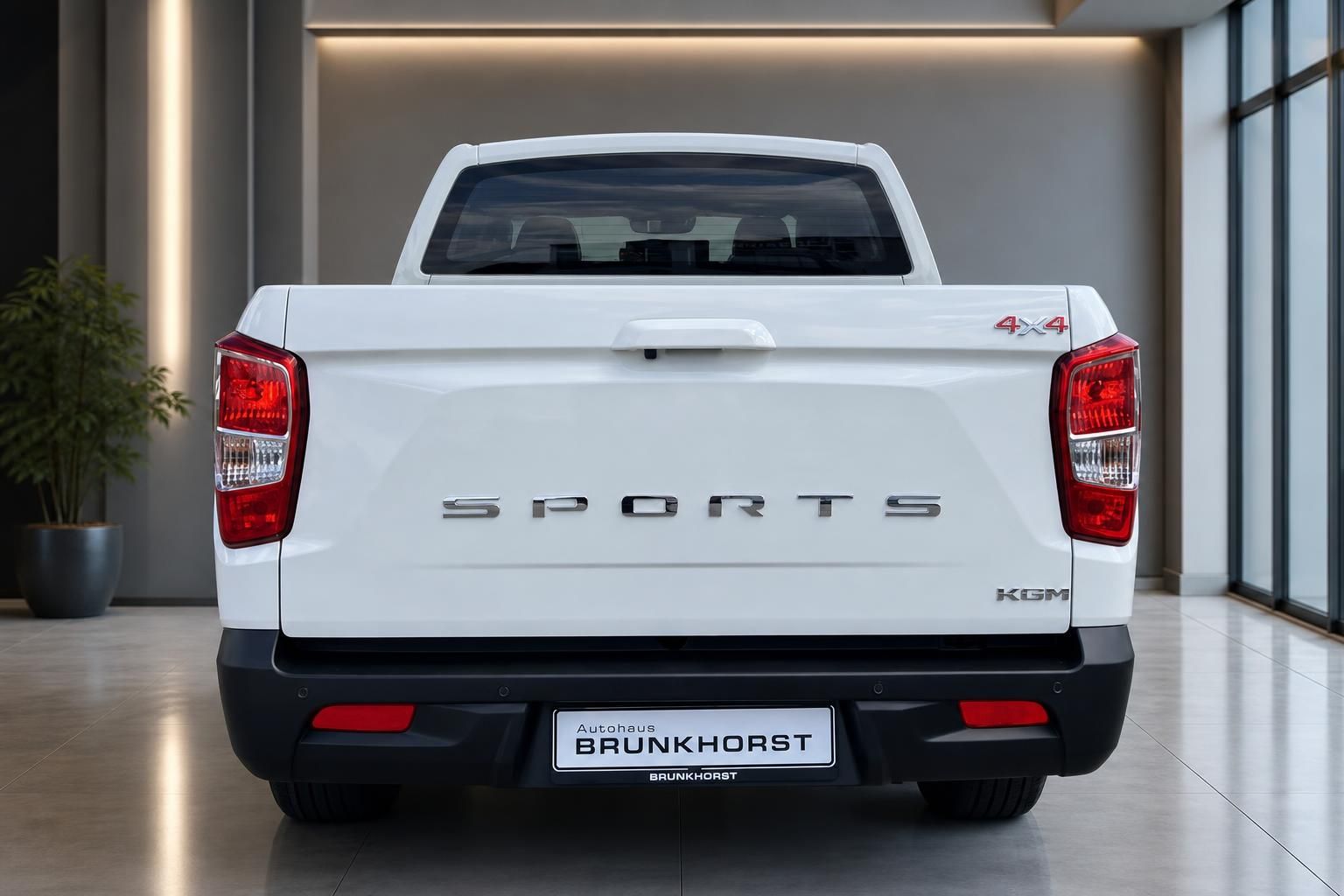 KGM Pickup Sports 4x4 in Weiß, Heckansicht in Fahrzeughalle