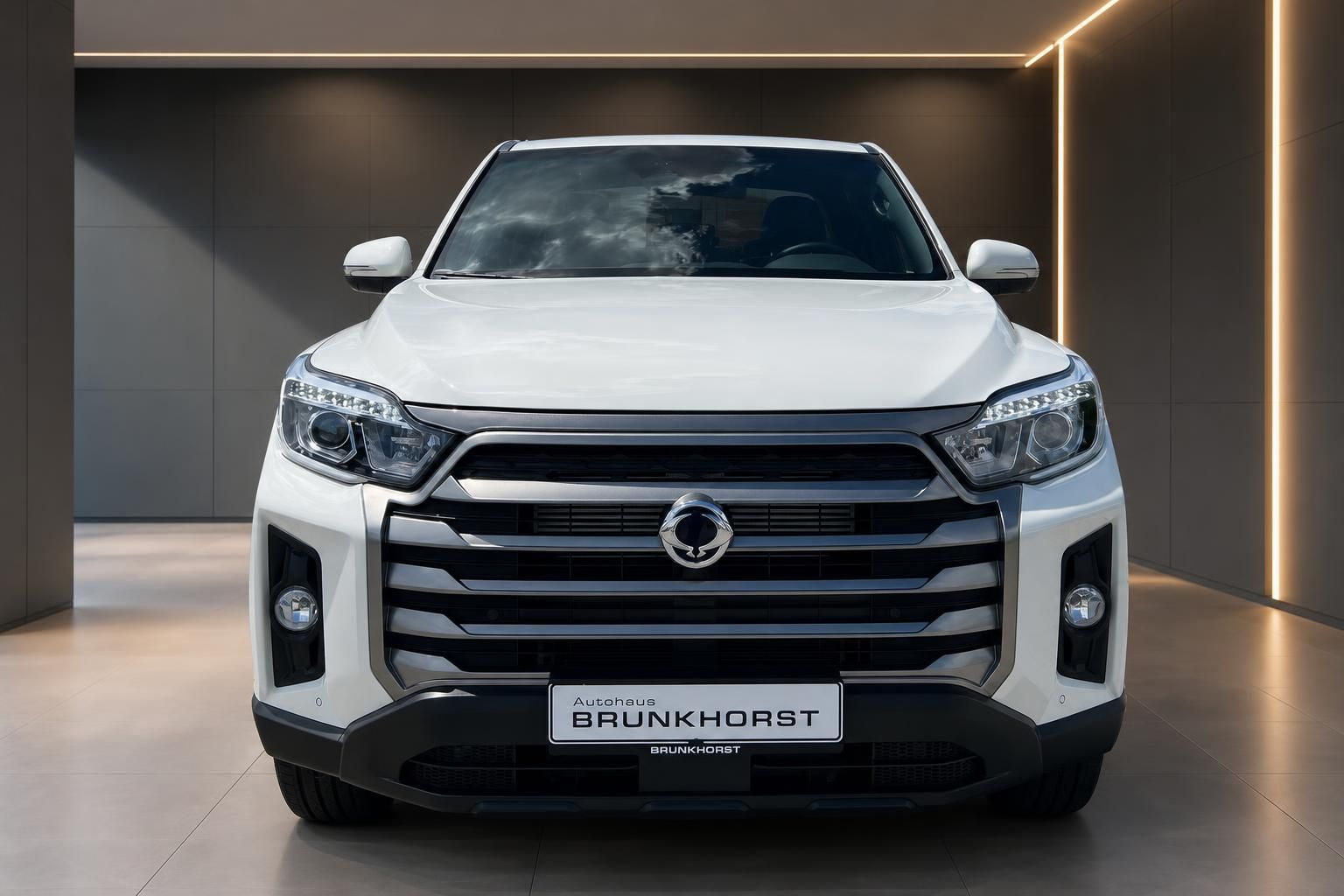 KGM Pickup Frontansicht mit Kühlergrill und LED-Scheinwerfern in Weiß