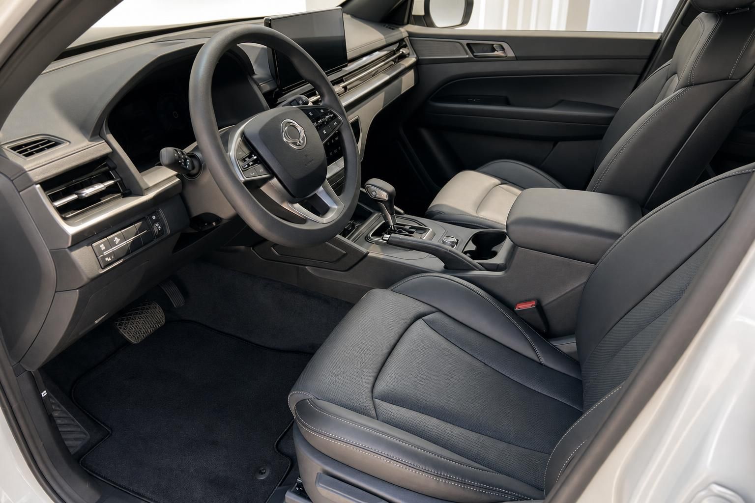 Innenraum des KGM Pickup mit Ledersitzen und Automatikgetriebe
