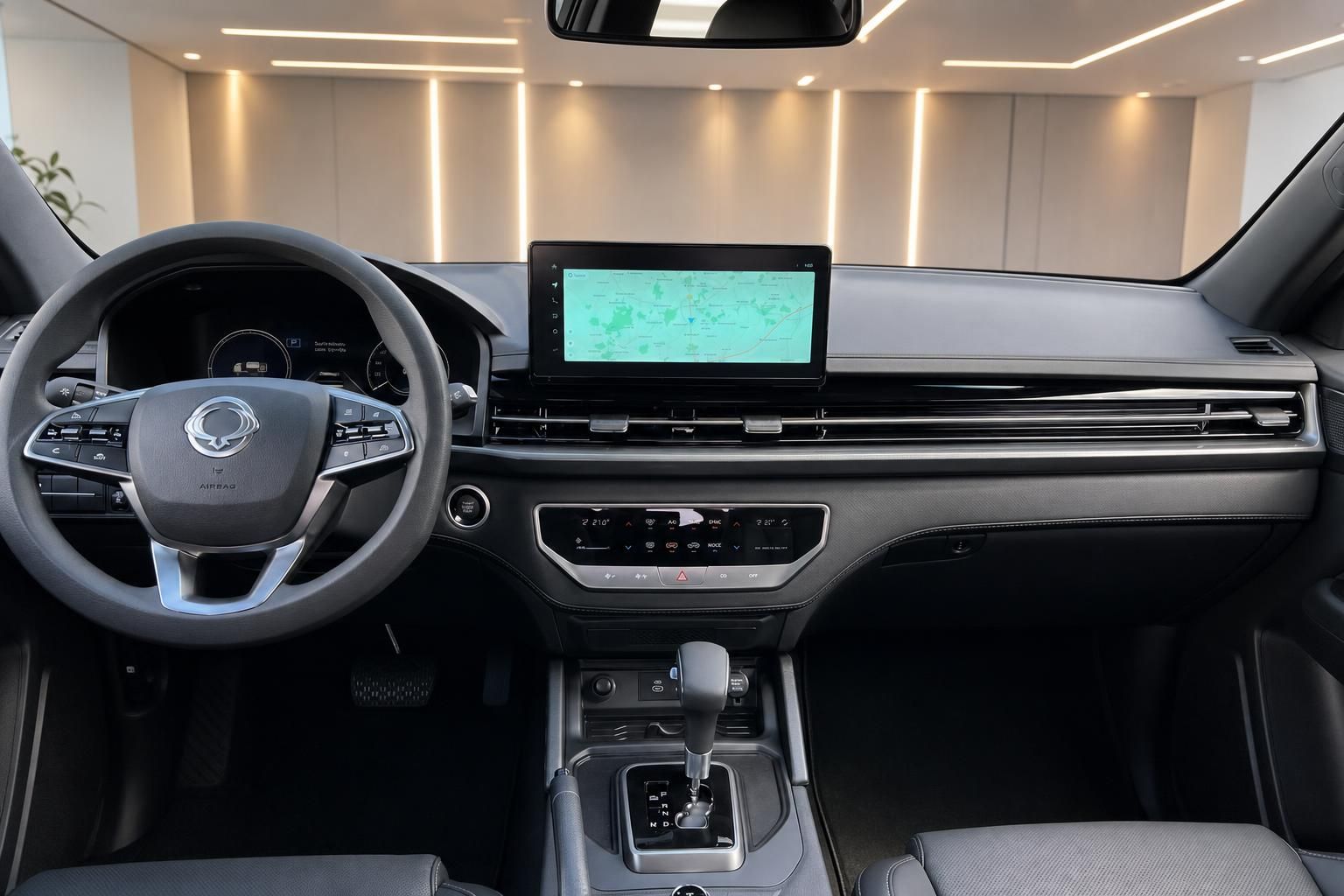 Cockpit und Armaturenbrett des KGM Pickup mit Navigationsdisplay