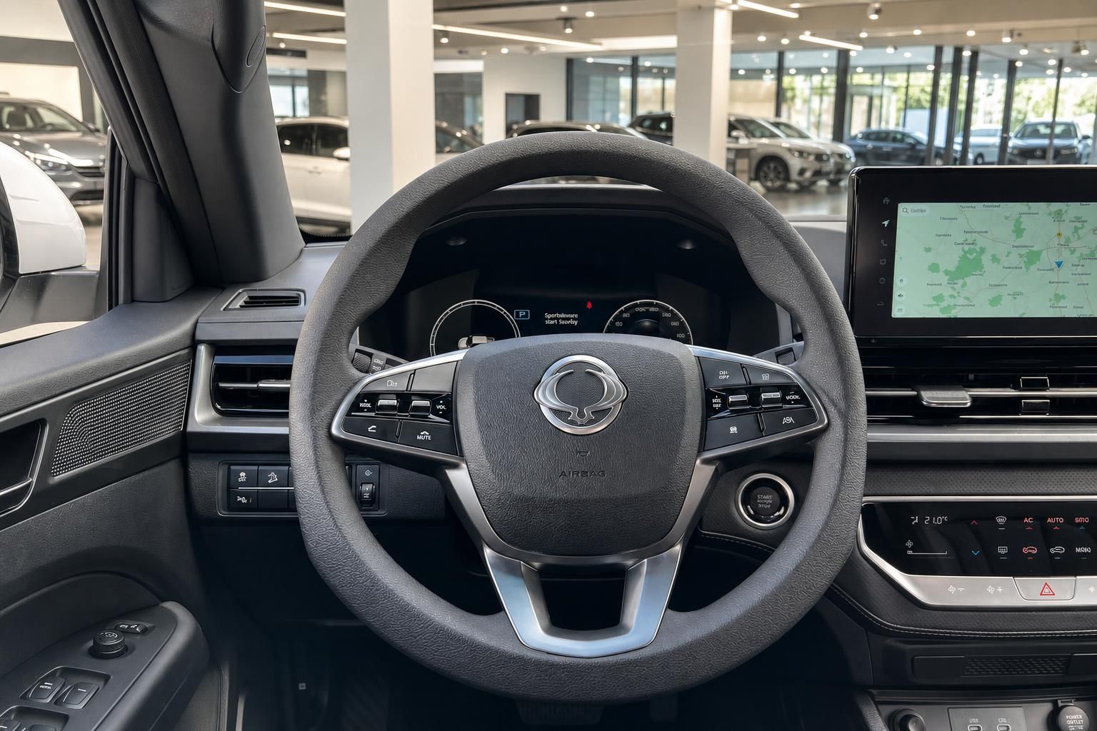 Cockpit mit Lenkrad und digitalem Kombiinstrument im Autohaus