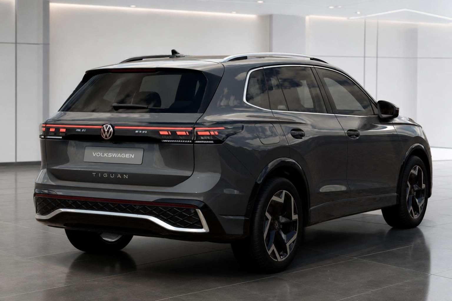 VW Tiguan Heckansicht in Grau mit LED-Rückleuchten im Showroom