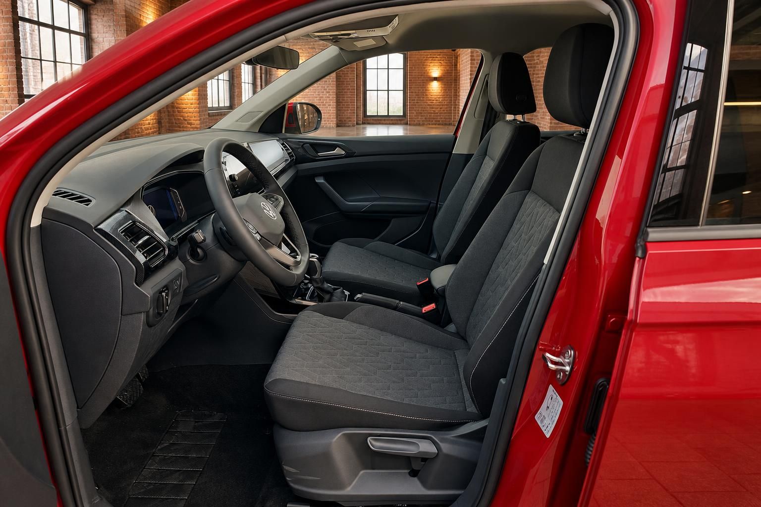 VW T-Cross Innenraum – Fahrersitz, Lenkrad und Cockpit mit Infotainment-Display