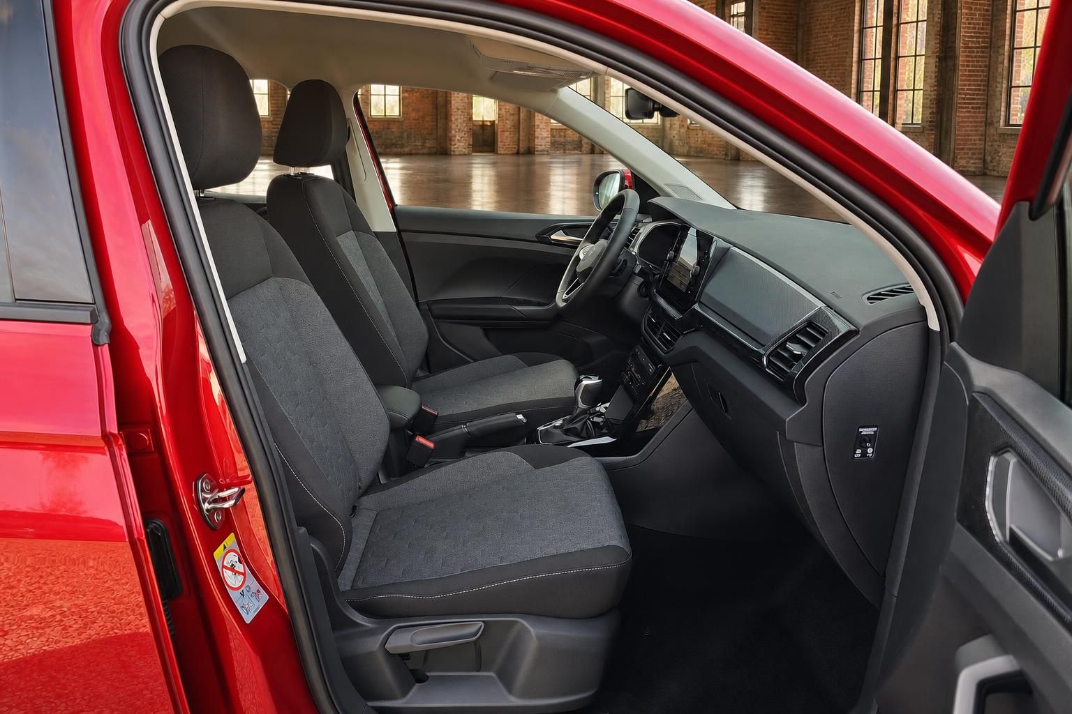 VW T-Cross Innenraum rot – Vordersitze mit Stoff-Polsterung, Mittelkonsole und Touchscreen