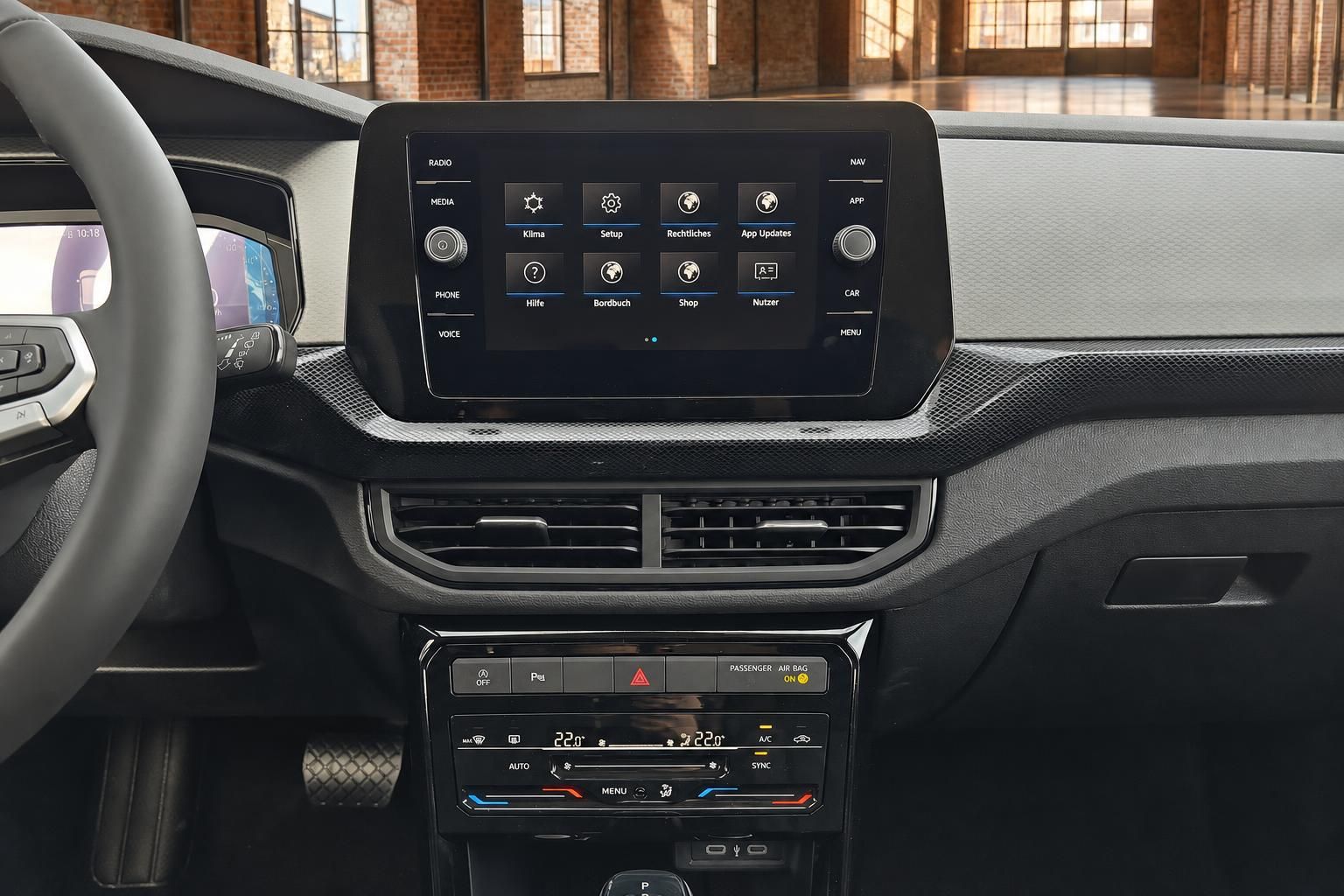 VW T-Cross Infotainment-System – Touchscreen mit Menü, Klimaanlage und Bedienelemente