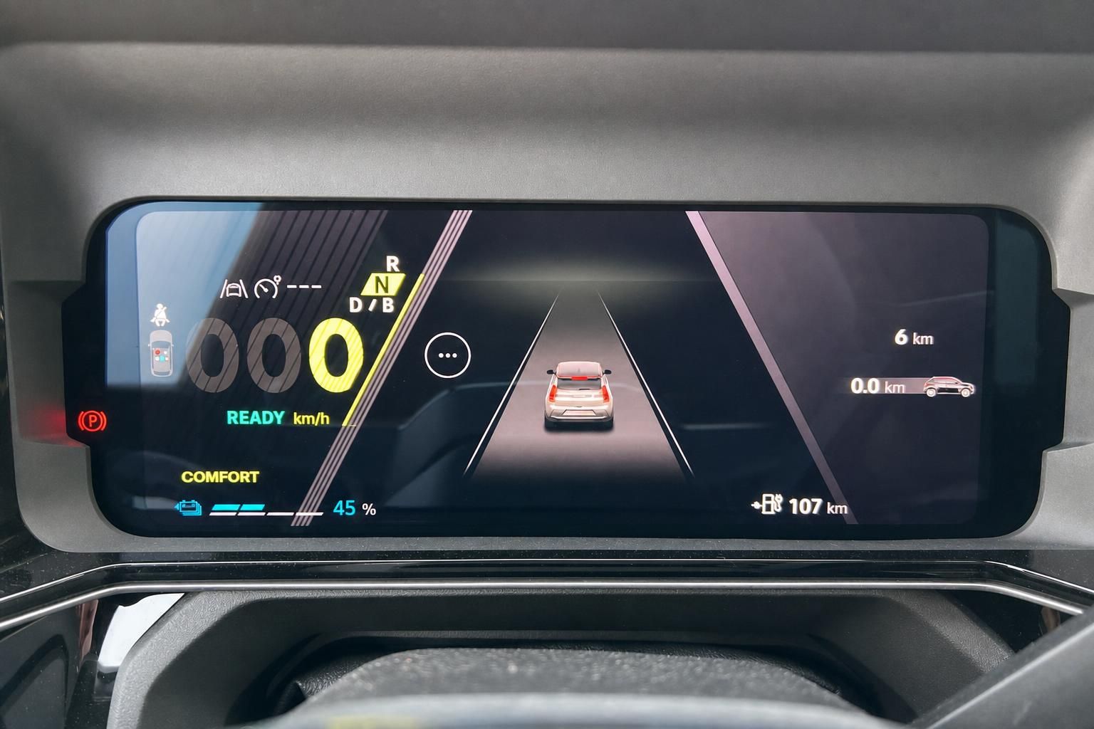 Digitales Armaturenbrett mit Navigationssystem und Fahrerassistenzsystemen im modernen Fahrzeug