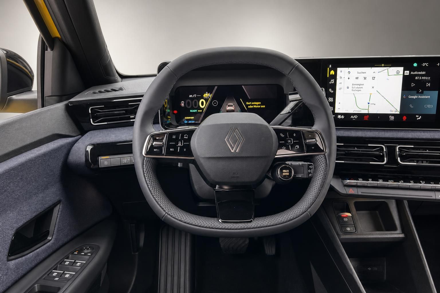 Renault Lenkrad mit digitalem Instrumentencluster und Infotainment-Display im Fahrzeug-Innenraum