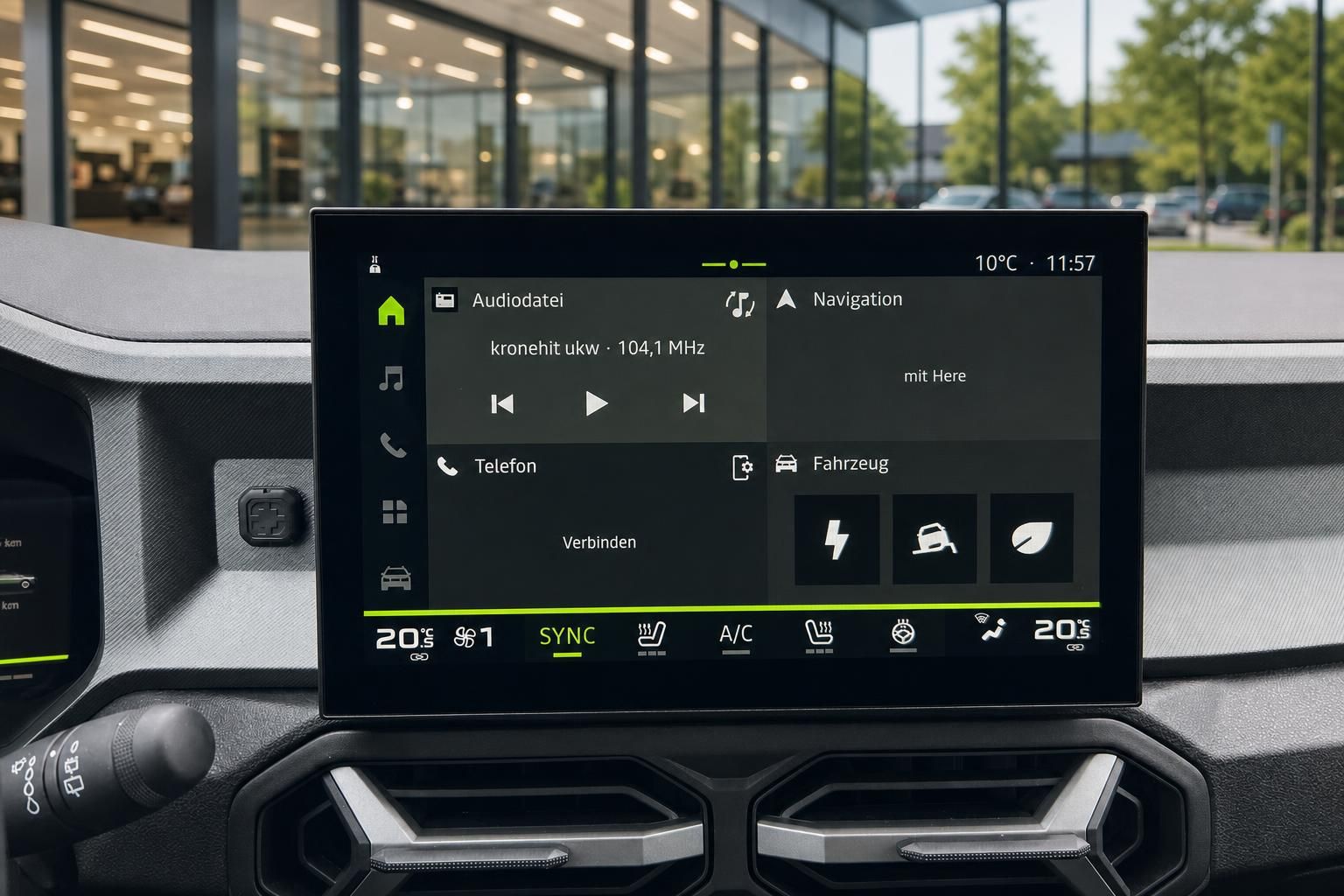 Fahrzeug-Infotainment-Display mit Navigation, Audio und Klimasteuerung im Innenraum
