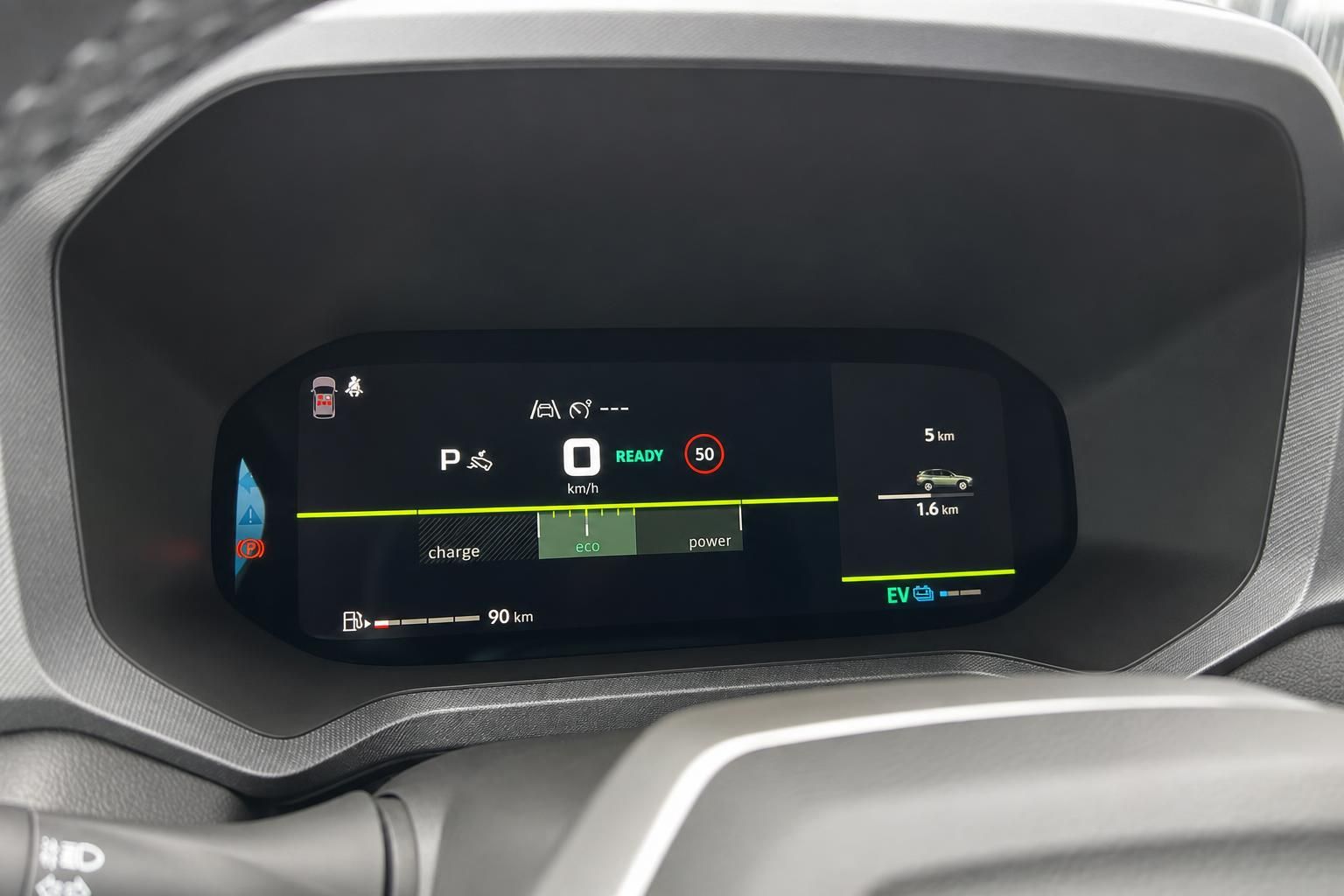 Digitales Fahrzeug-Kombiinstrument mit Elektroauto-Anzeigen und Reichweiteninformationen