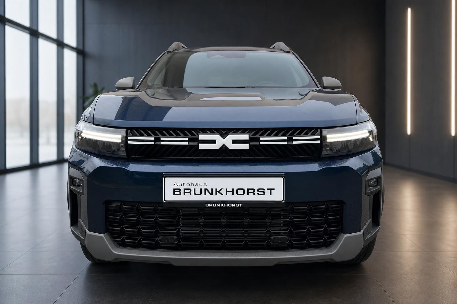 Dacia Bigster Frontansicht in Blau - moderne LED-Scheinwerfer und charakteristischer Kühlergrill