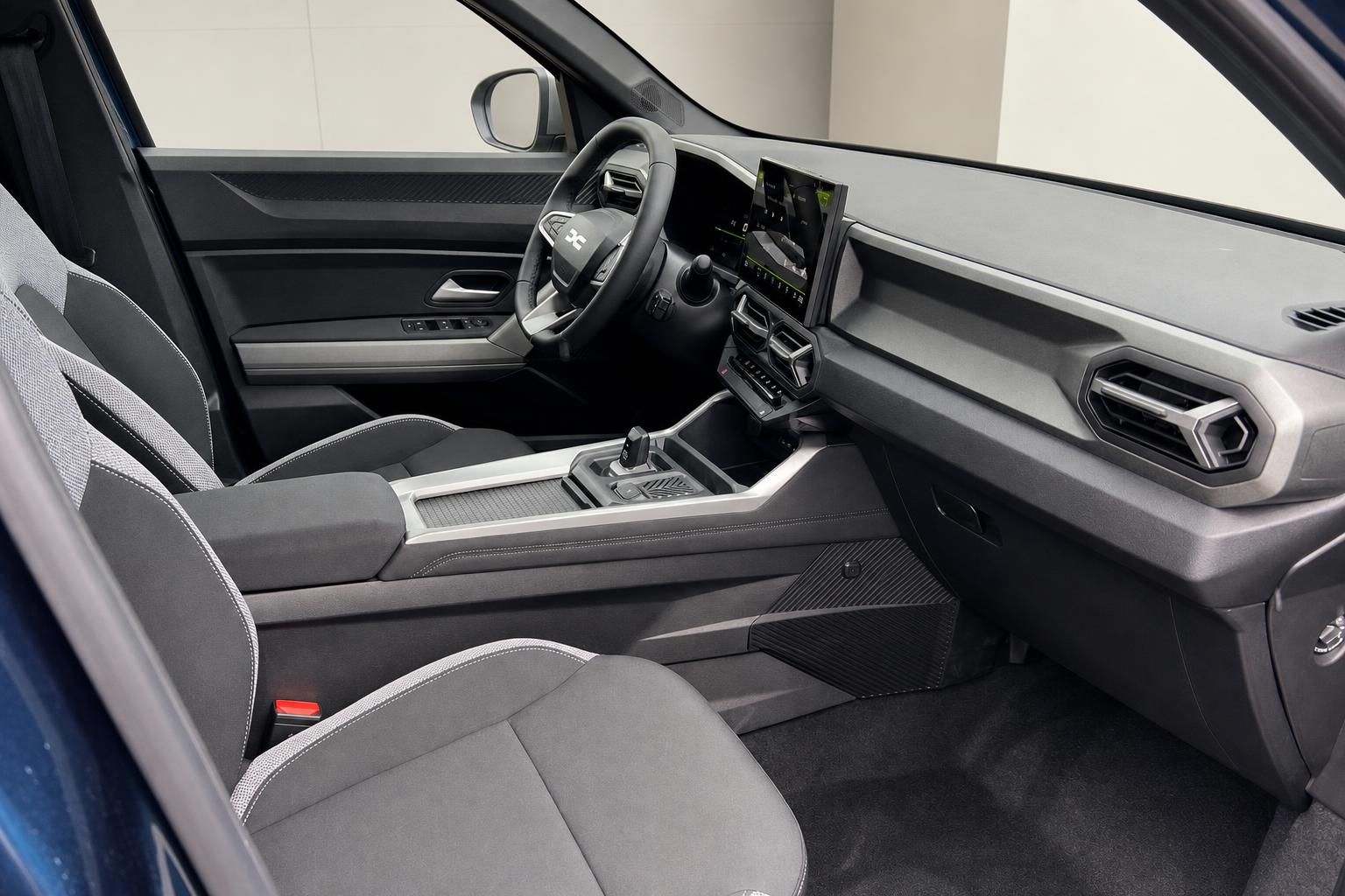 Moderner Fahrzeuginnenraum mit grau-schwarzer Ausstattung, Lenkrad und Touchscreen-Display