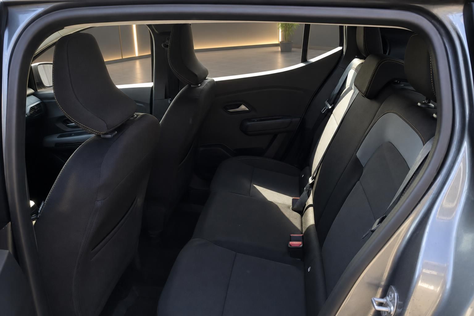 Fahrzeug Innenraum Rücksitzbereich mit schwarzen Sitzen und modernem Design