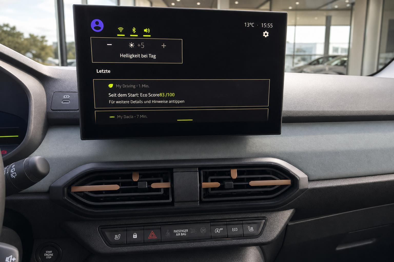Fahrzeug Infotainment-Display mit Navigationssystem und Bedienoberfläche