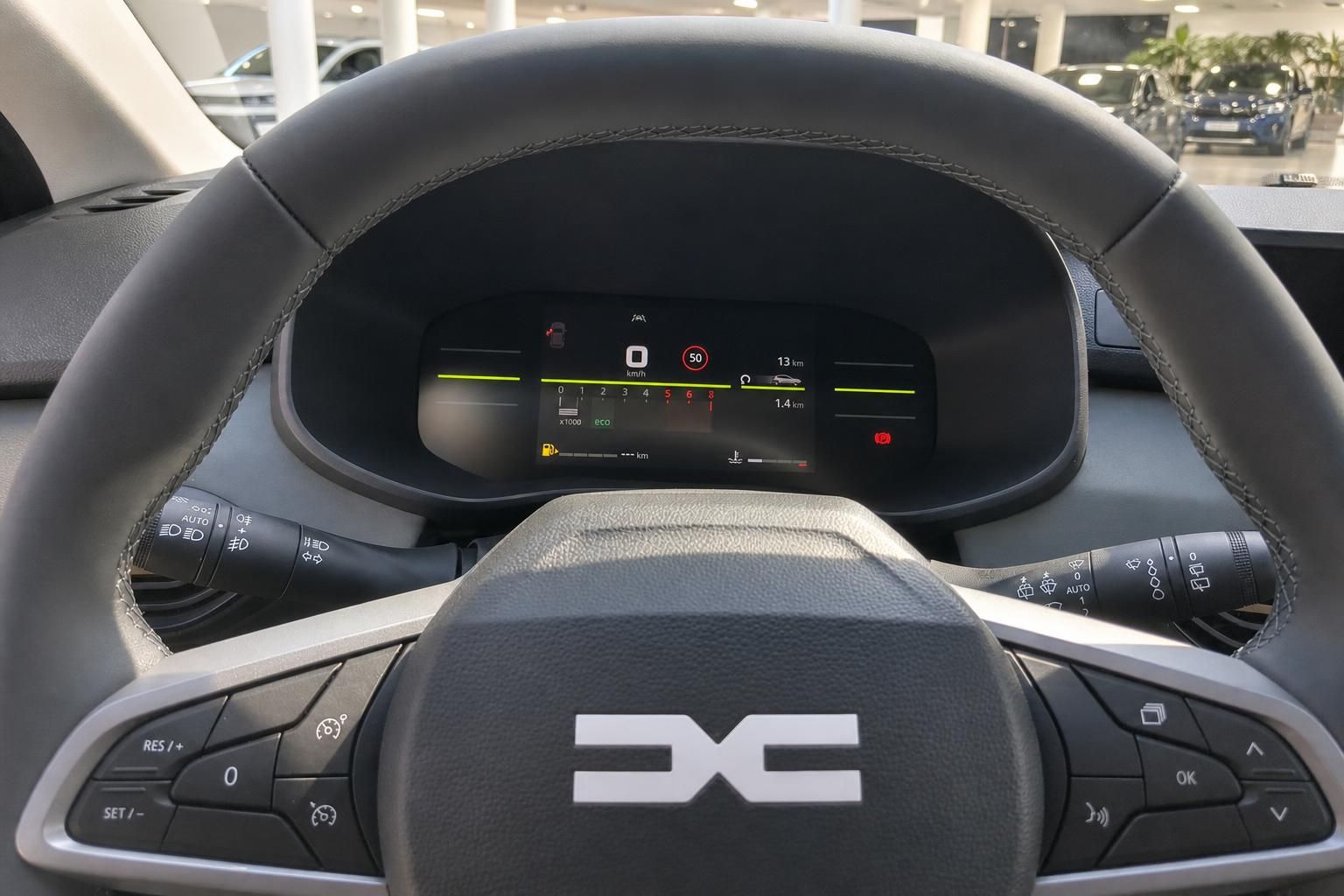 Fahrzeug Innenraum mit digitalem Armaturenbrett und Lenkrad im Autohaus