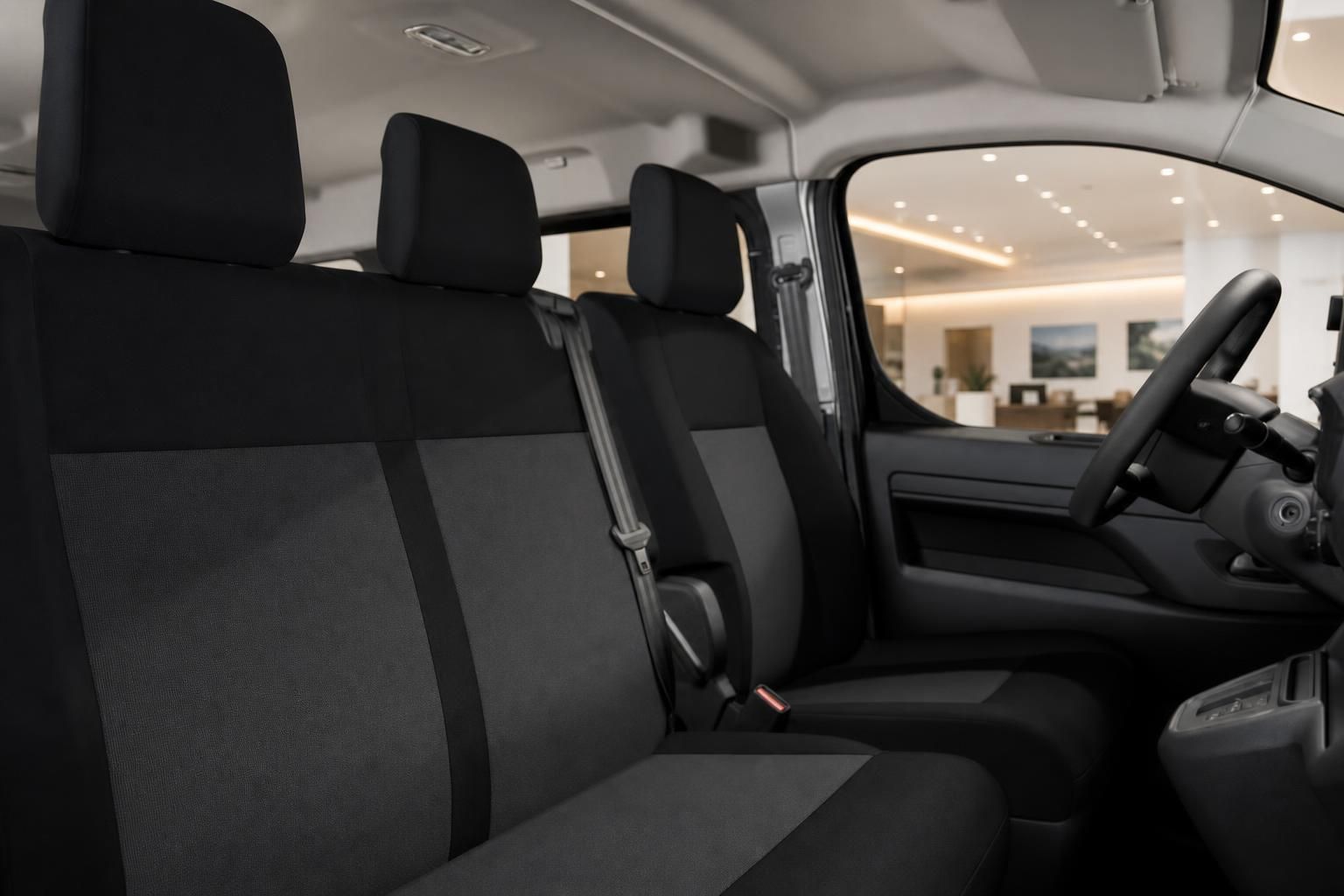 Peugeot Expert Innenraum, Sitzbank und Fahrerplatz im Detail