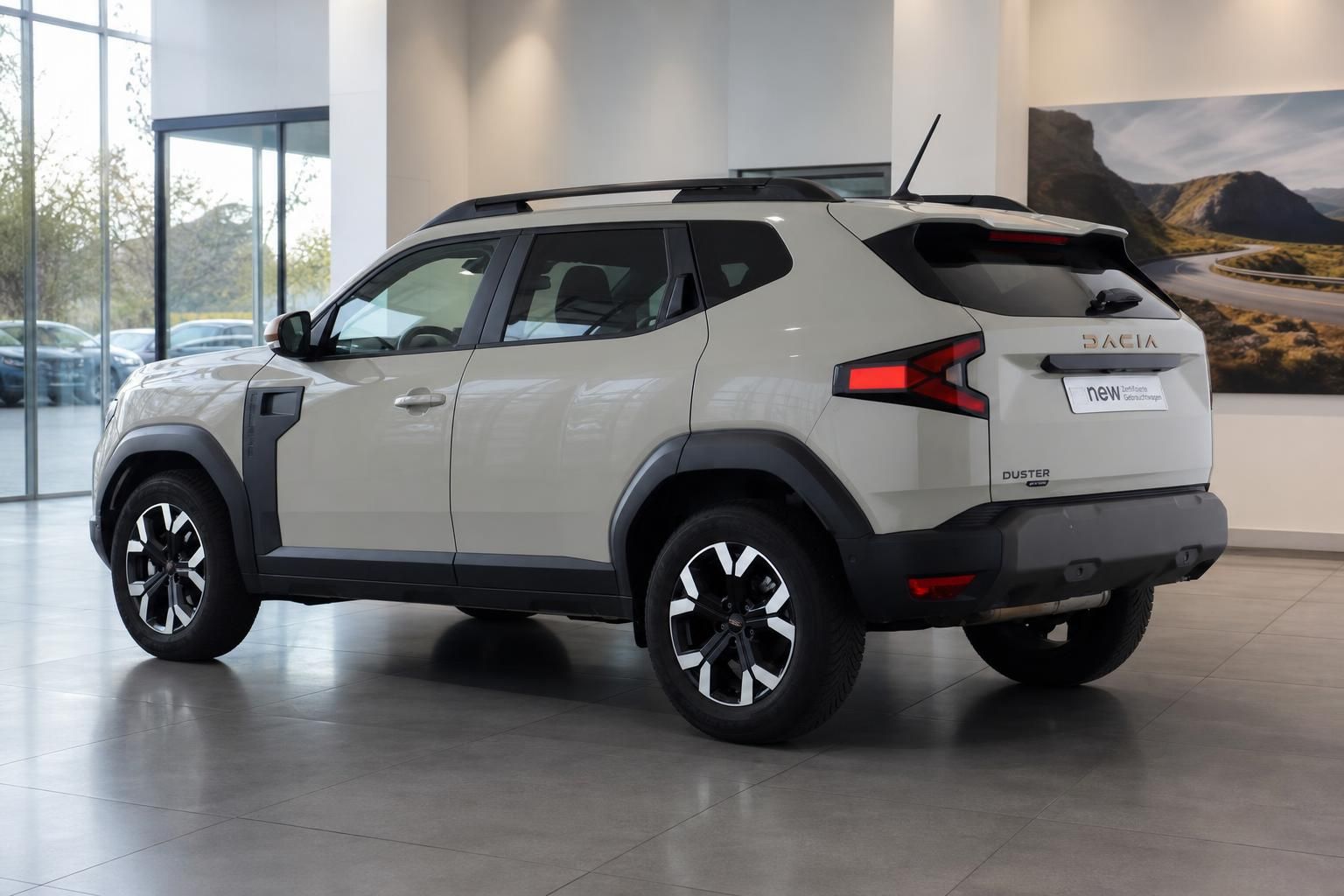 Dacia Duster in Weiss, Heckansicht seitlich im Showroom