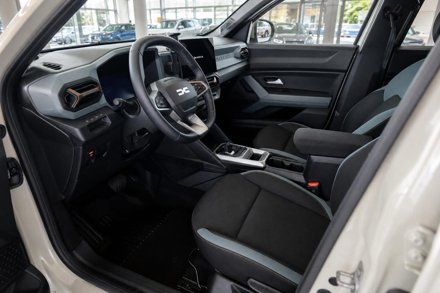 Dacia Duster Innenraum mit Cockpit, Lenkrad und Sitzen im Autohaus