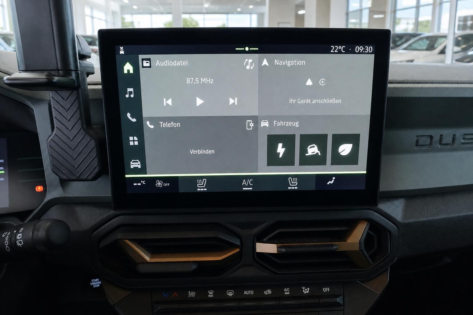 Dacia Duster Innenraum: Multimedia-Touchscreen mit Navigation und Klimabedienung