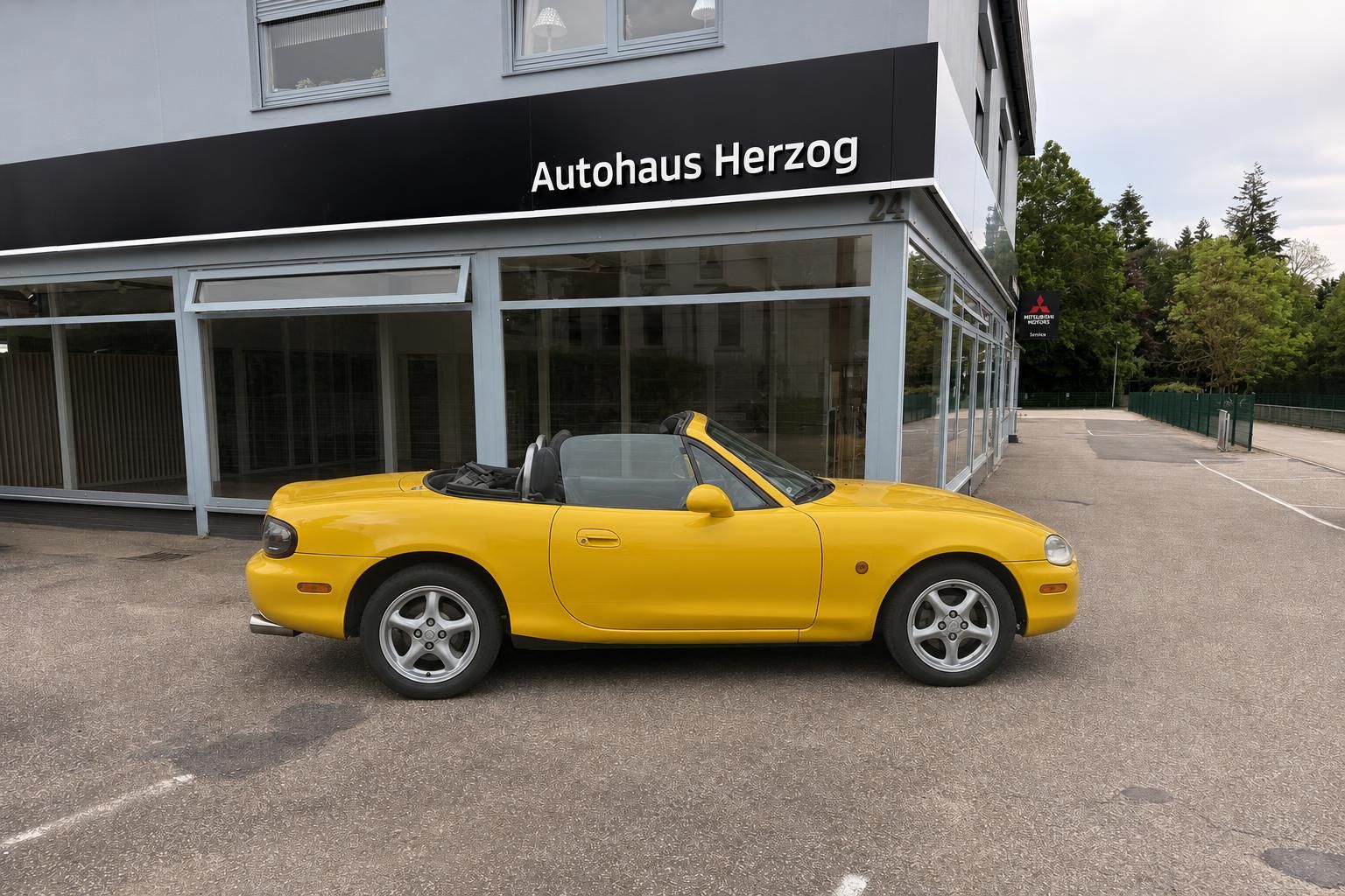 Gelber Mazda MX-5 Cabrio Seitenansicht mit geschlossenem Verdeck - Sportwagen Roadster Profil