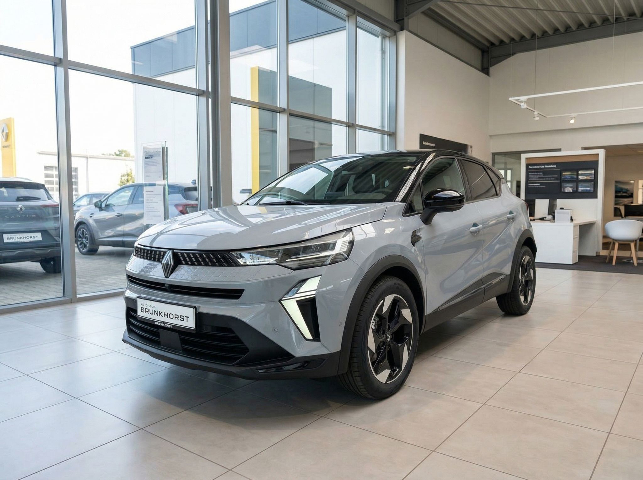 Renault Captur grau im Autohaus Showroom - Seitenansicht des kompakten SUV