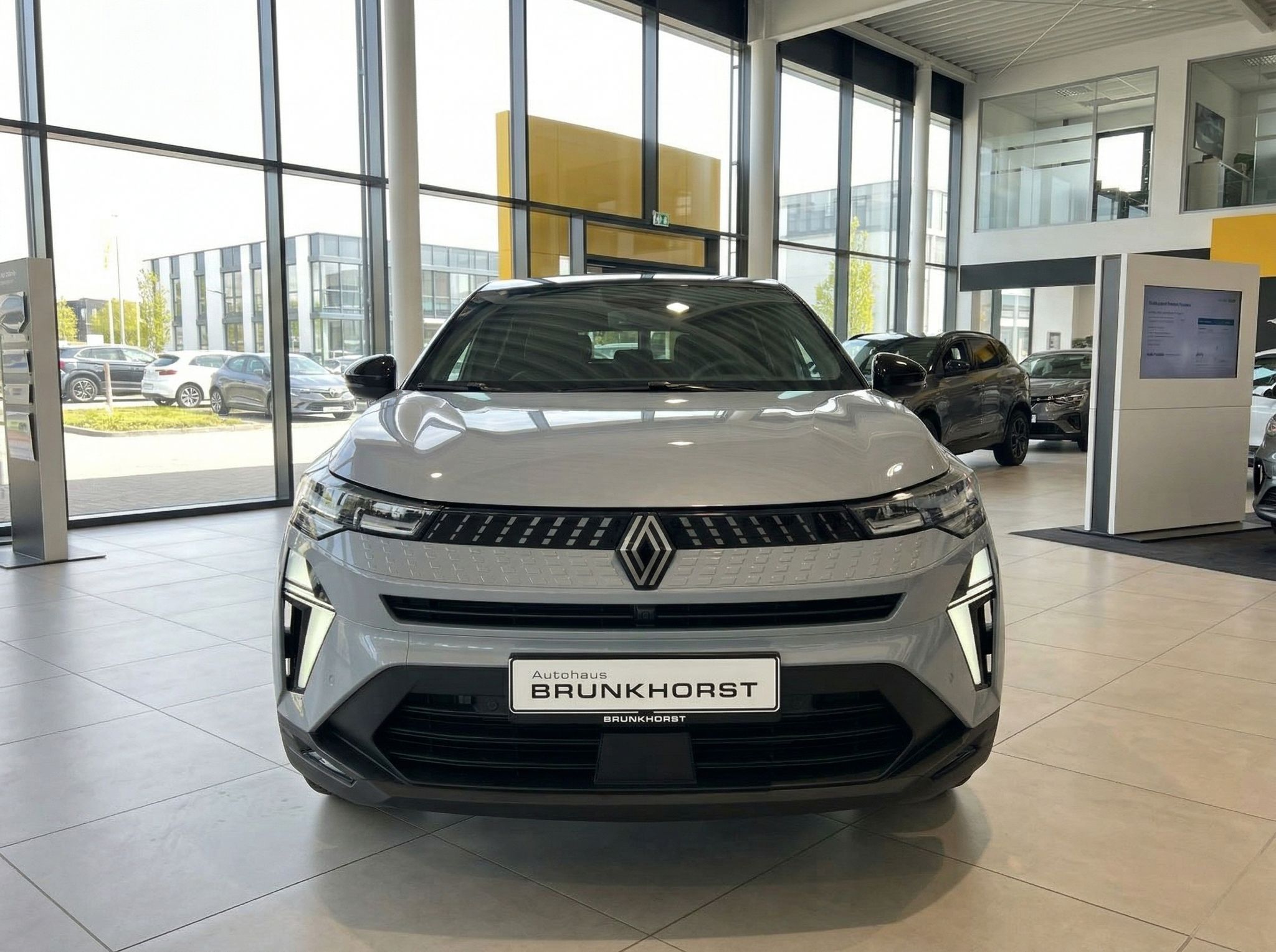 Renault Captur Frontansicht grau im Autohaus - moderne LED-Scheinwerfer und Kühlergrill